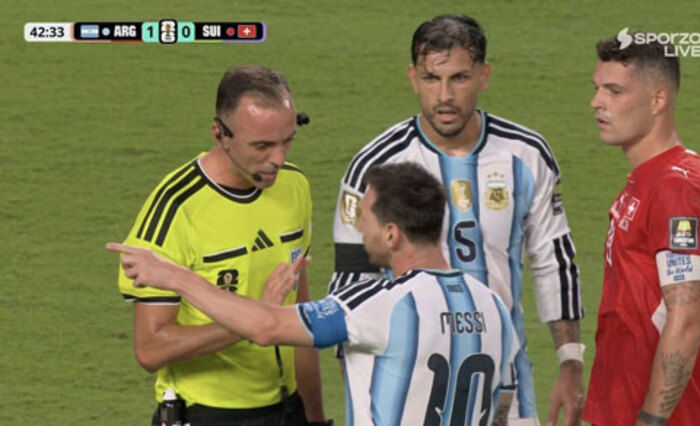 Messi nổi nóng với trọng tài Bồ Đào Nha sau màn tranh luận căng thẳng